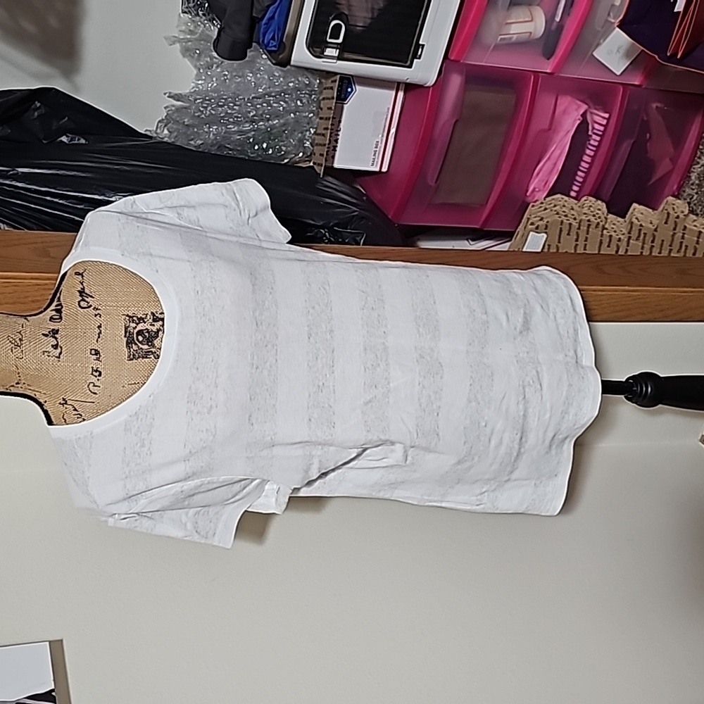 Old Navt Xxl white and grey stripes tshirt.